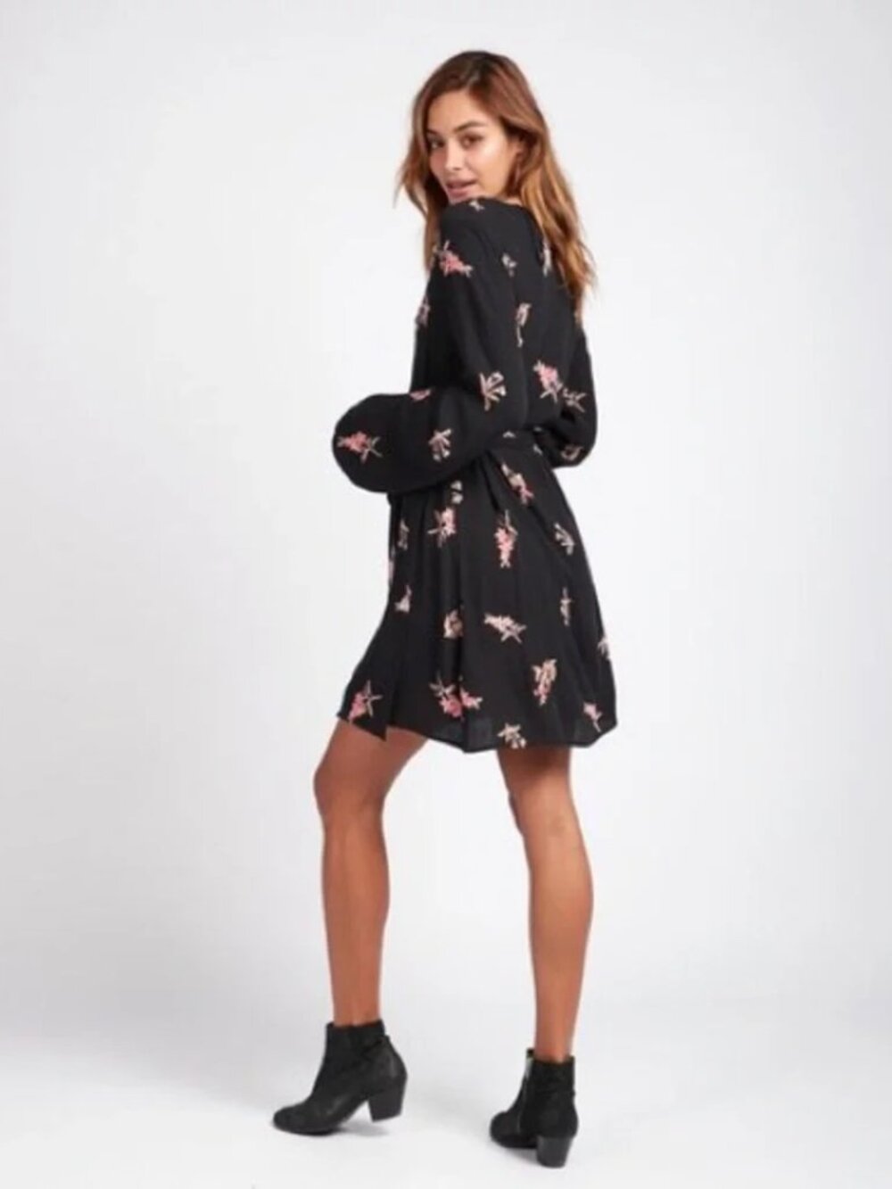 EUC Billabong Love Warrior Wrap Mini Dress in Black Floral Sz L - Picture 6 of 6